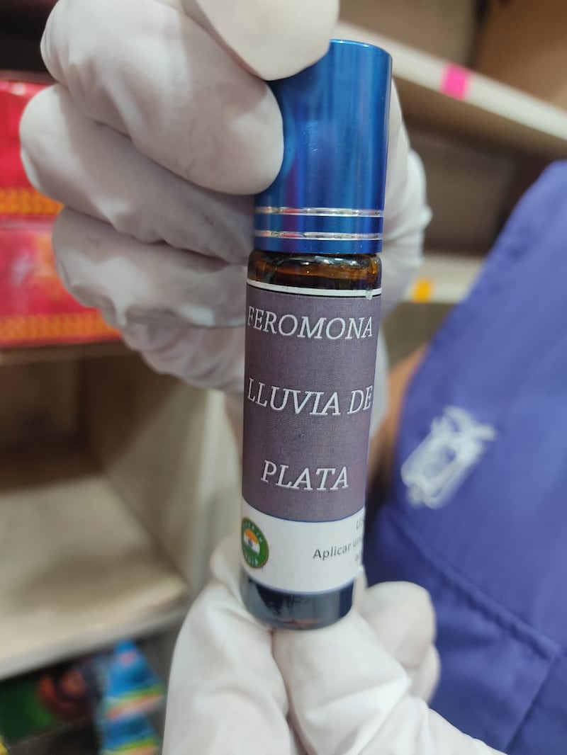 “Amor y atracción al instante”: Productos naturistas y esotéricos son retirados del mercado en el sur de Quito