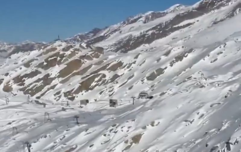 Helicópteros evacuaron a turistas tras la falla del teleférico en los Alpes Italianos.