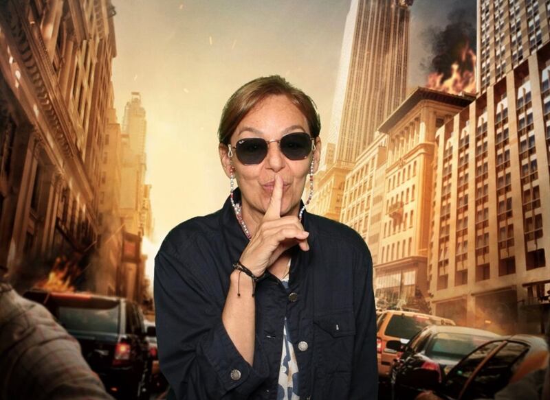 El libro es ideal para quienes buscan conocer el lado menos glamuroso y más real de Hollywood, con base en la experiencia y las vivencias de María Estévez, quien expone lo que no se ve en la alfombra roja, desde egos y excesos hasta rivalidades. Foto: cortesía.