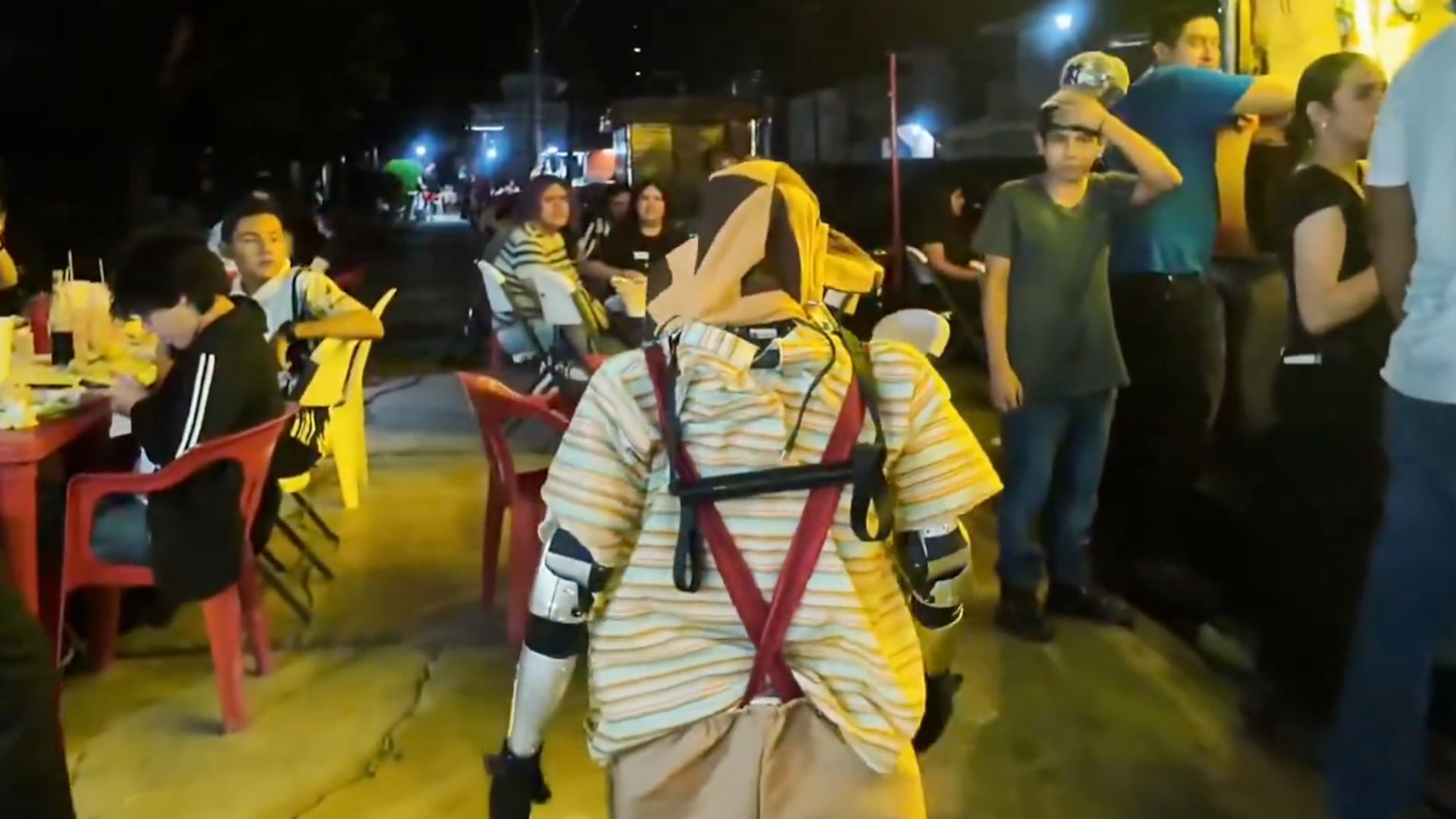 Video: Robot humanoide camina por las calles de México vestido como “El Chavo del 8” - Fuente: Video de X