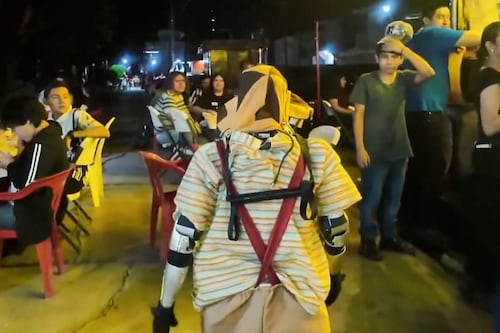 Video: Robot humanoide camina por las calles de México vestido de “Chavo del 8″