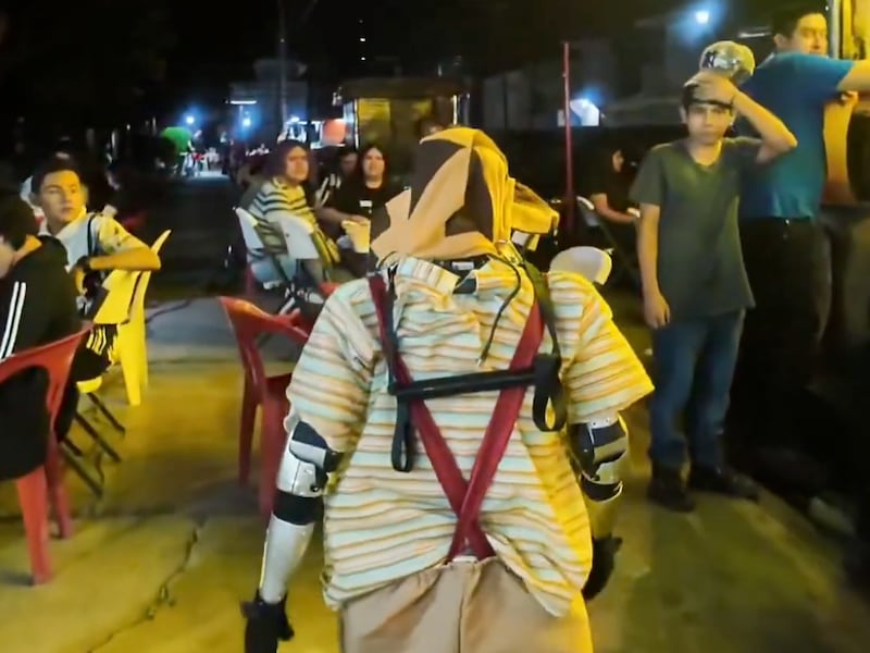 Video: Robot humanoide camina por las calles de México vestido de “Chavo del 8″