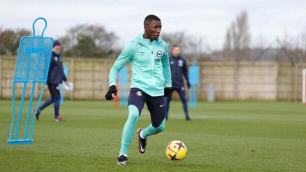 Moisés Caicedo en el entrenamiento con el Brighton