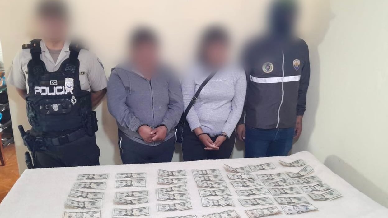 Capturan a dos mujeres integrantes de “Los Lobos” en el sur de Quito con más de 700 dólares falsificados