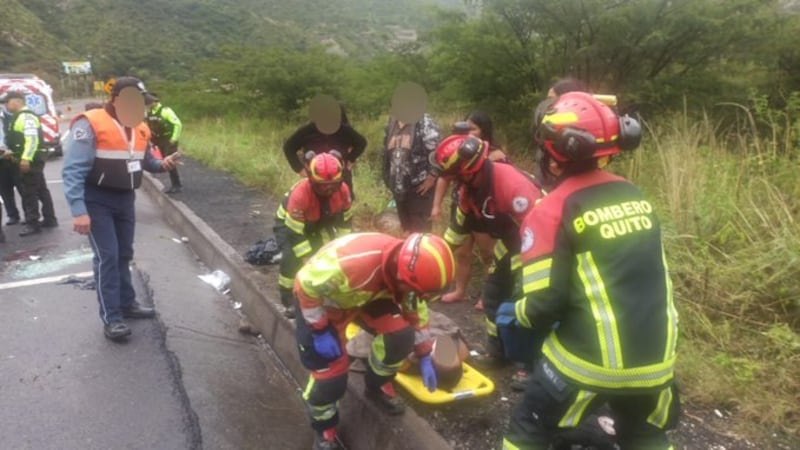 Bomberos atienden un accidente de tránsito en la Panamericana Norte, sector El Balcón de Guayllabamba, al norte de Quito.