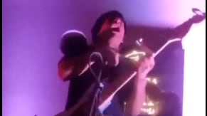 Cantante de banda peruana recibe atención tras electrocutarse durante un concierto en Lima.