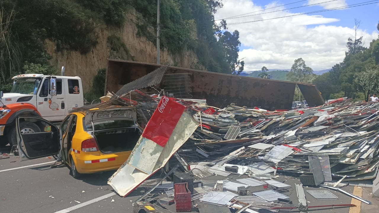 Accidente entre un trailer y un taxi se registró en la Av. Simón Bolívar