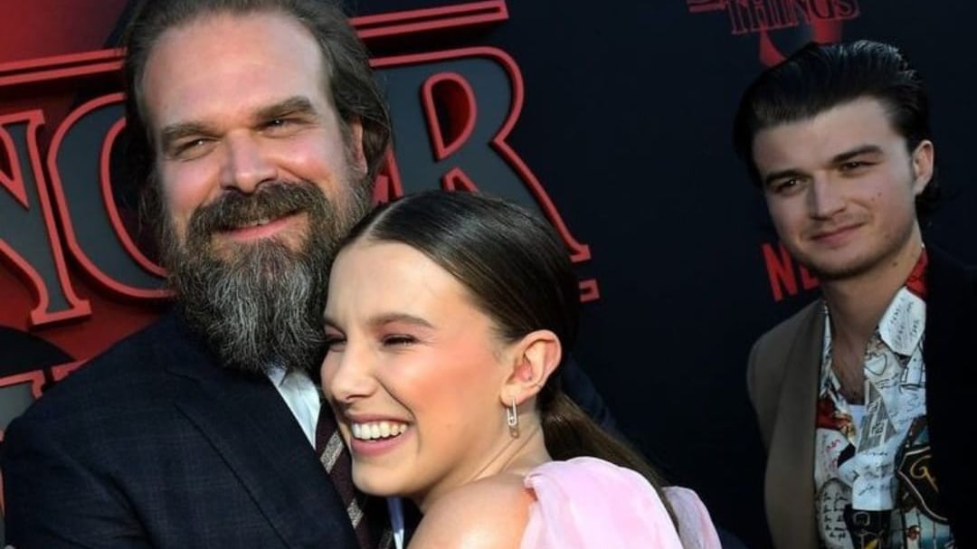 Millie Bobby Brown denuncia a David Harbour por acoso e intimidación