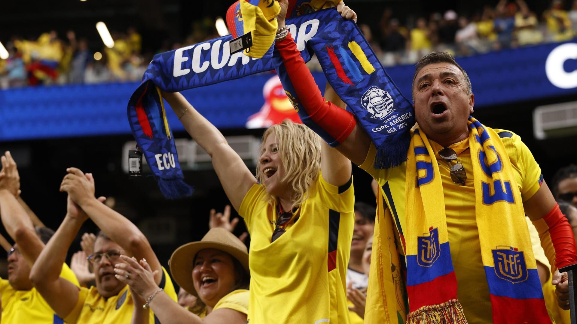 Aficionados de la Tri alentando a la Selección de Ecuador