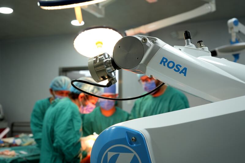 Robot ROSA®, tecnología de última generación que revoluciona las cirugías de rodilla y colocación de prótesis.