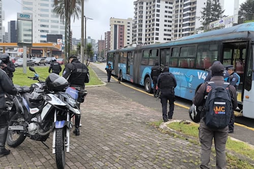 Video revela cómo evacuaron y revisaron a pasajeros de la Ecovía tras alerta de robo en Quito