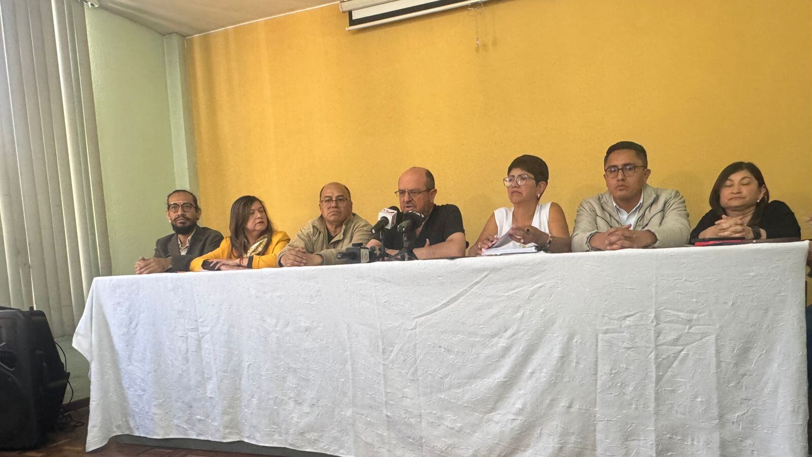 Gremios y organizaciones sociales exigen declarar en emergencia la salud y educación en Ecuador; convocan a movilización nacional