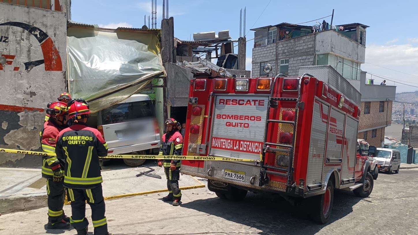 Un vehículo se impactó contra una vivienda en el norte de Quito