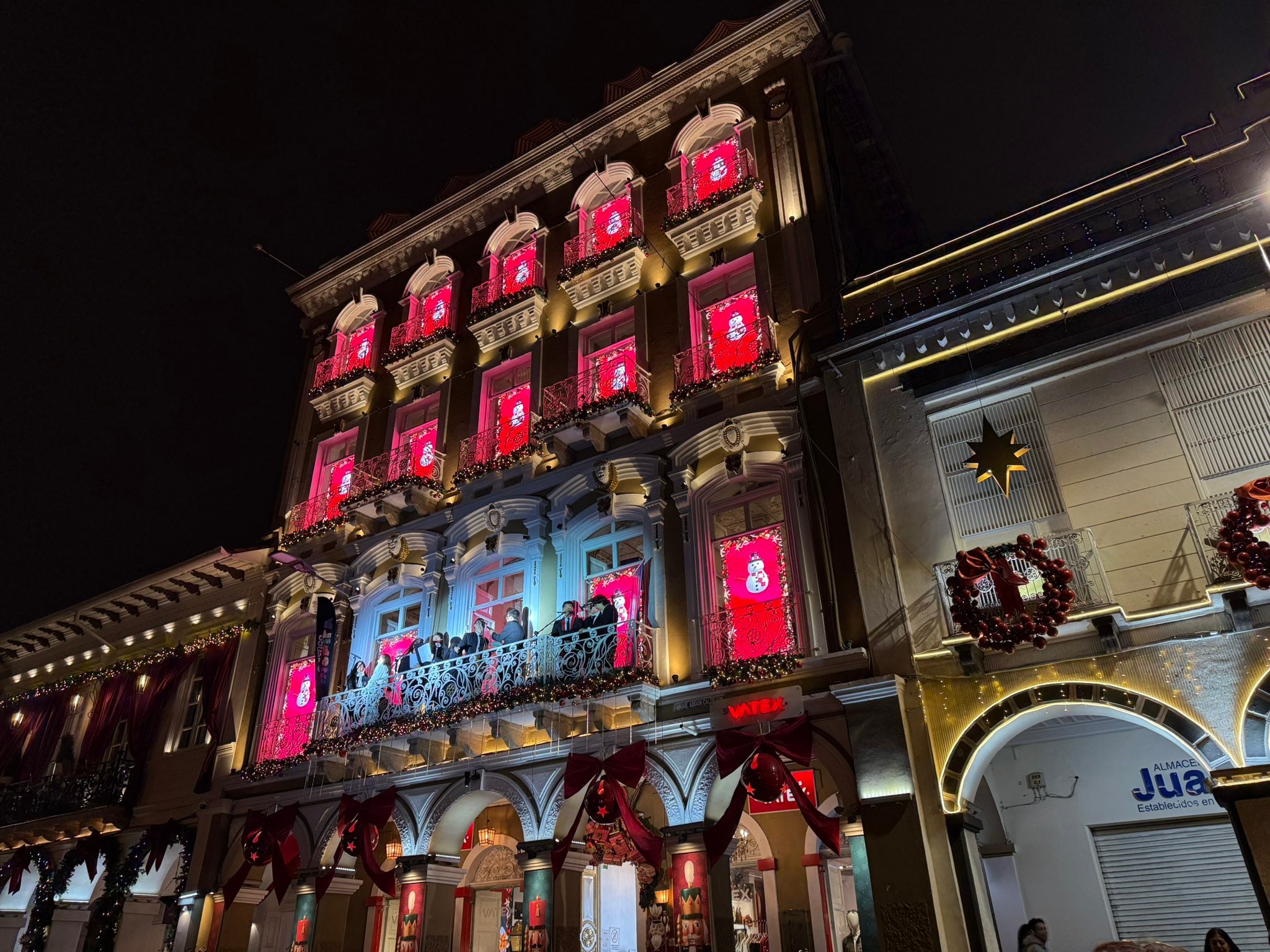 Cuenca se viste de Navidad con balcones iluminados y música tradicional