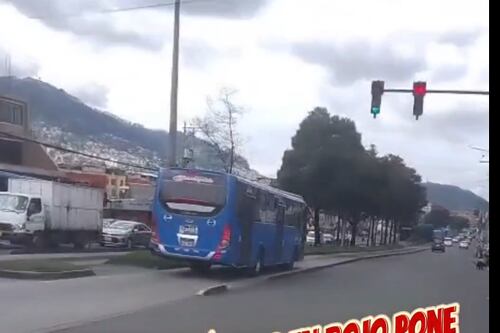 Captan a otro bus urbano pasando el semáforo en rojo en el lugar del trágico accidente en la avenida Mariscal Sucre, sur de Quito