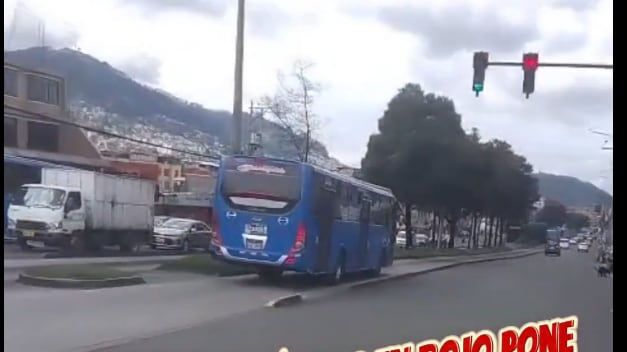 Bus pasando la luz roja en Quito