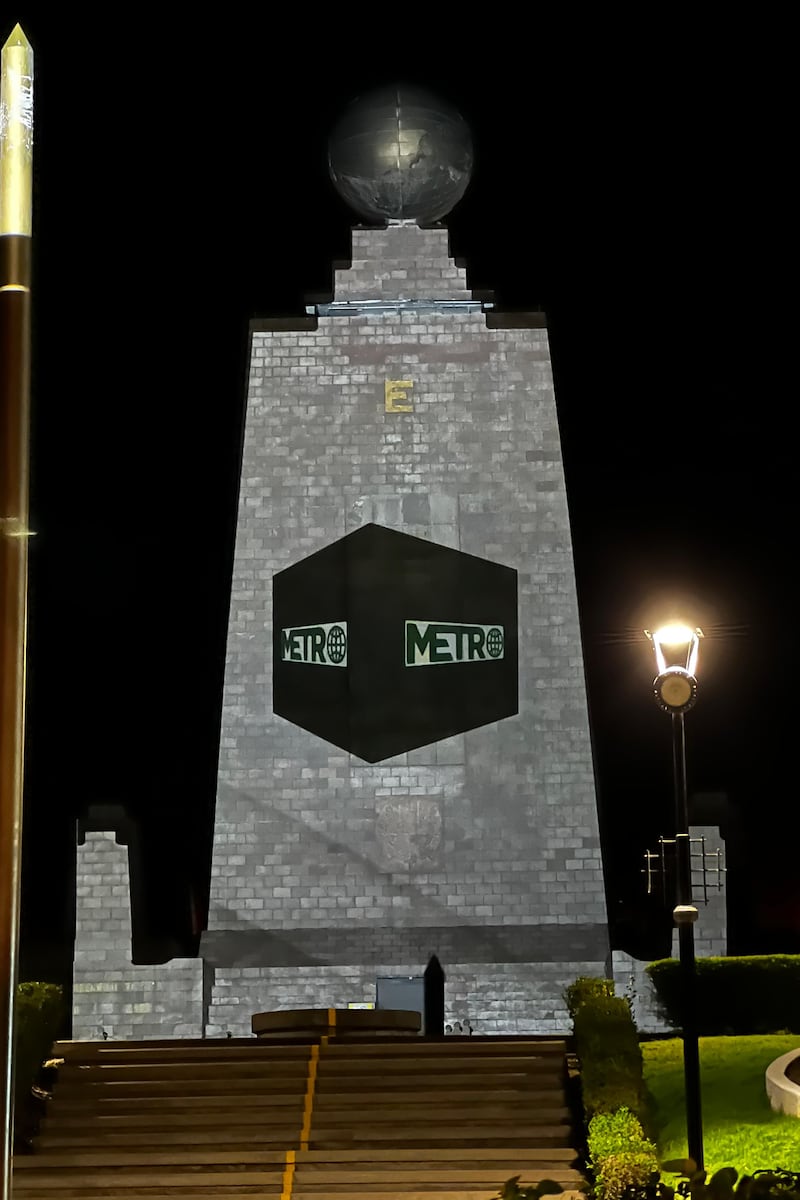 Mitad del mundo en la noche