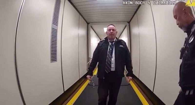 Piloto de Southwest Airlines detenido por presentarse borracho al aeropuerto antes del despegue.