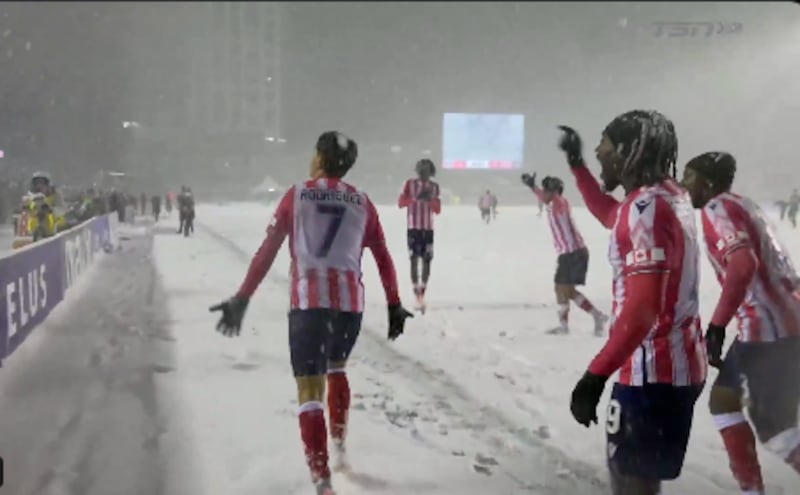 Atlético Ottawa celebra su primer título de la Canadian Premier League bajo una intensa nevada.