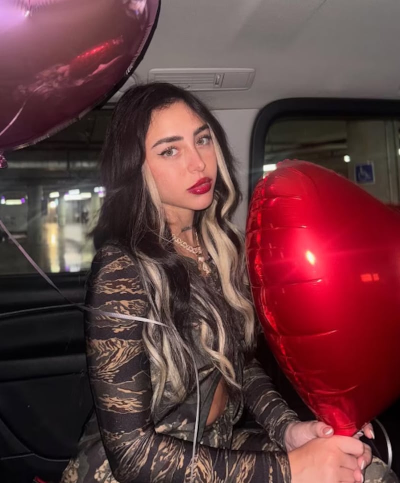 Globos, rosas y una torta especial marcaron el ambiente romántico del cumpleaños de Nicki Nicole.