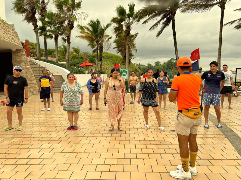 Decameron Mompiche - Actividad en la piscina con los animadores
