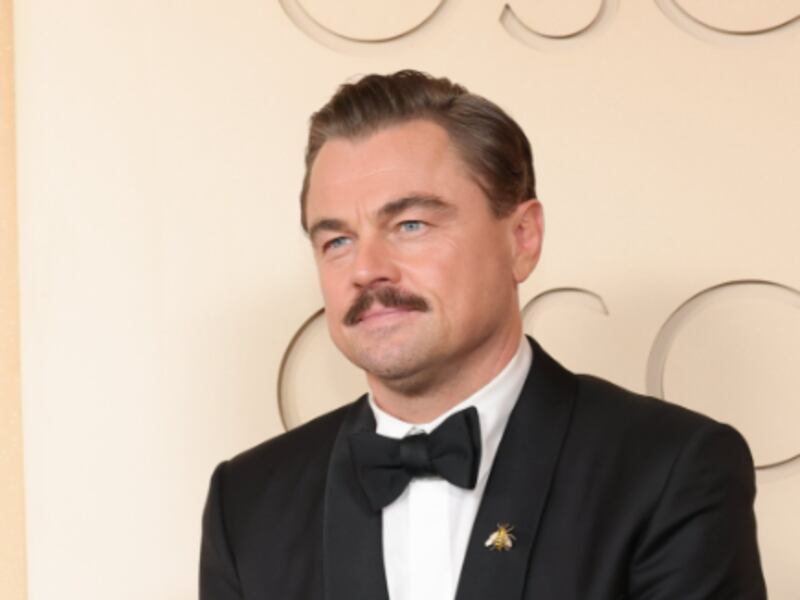 Ella es la pareja de Leonardo DiCaprio, la mujer de 27 años lo acompañó a los Oscar