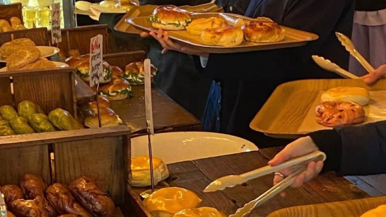 Joven de 26 años fallece por exceso de trabajo; su último mensaje causa indignación en redes