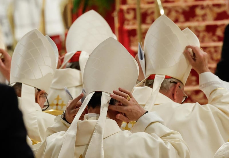 Cardenales asisten a la Novena Misa del Novenario en memoria del Papa Francisco en la Basílica de San Pedro, Ciudad del Vaticano, el 4 de mayo de 2025. El Papa Francisco falleció el lunes de Pascua, 21 de abril de 2025, a la edad de 88 años. (Papa) EFE/EPA/GIUSEPPE LAMI