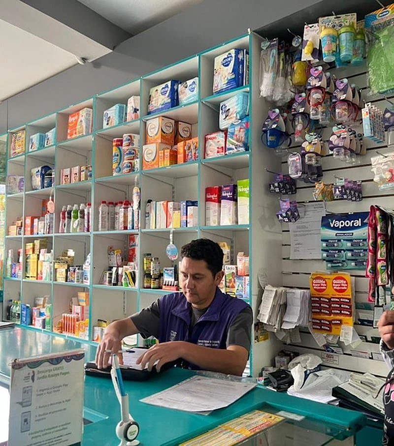 Inspección de Arcsa clausura farmacia por medicamentos irregulares