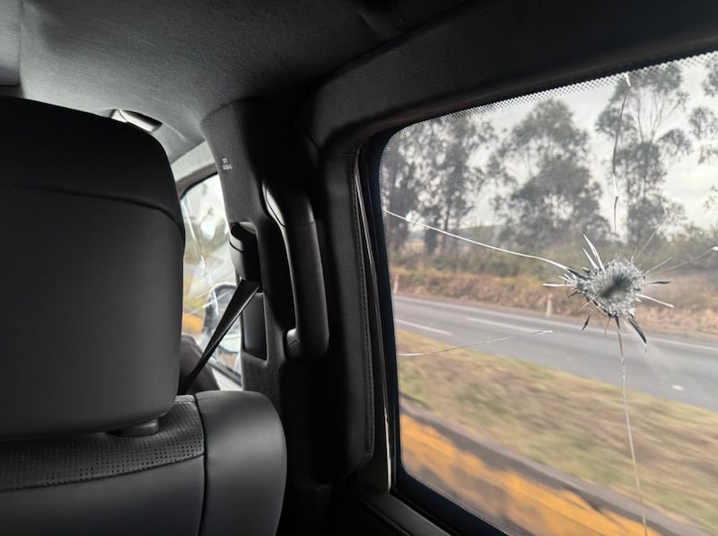 Presidente Daniel Noboa mostró cómo quedaron los vehículos del convoy humanitario atacado en Otavalo