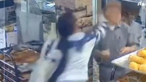VIDEO: Mujer agrede a adulto mayor en una panadería por demora en la atención - Fuente: Video de X