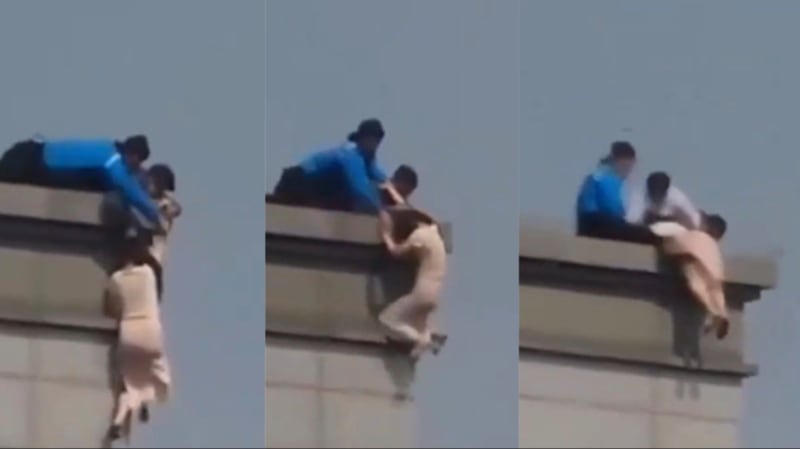 Policía rescata a mujer que trataba de saltar de un edificio en Seúl.