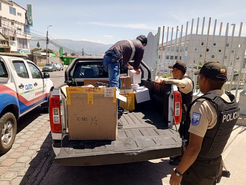 Clausuran cachinería en Calderón, Quito, tras hallar 68 radios de vehículos. Foto: AMC