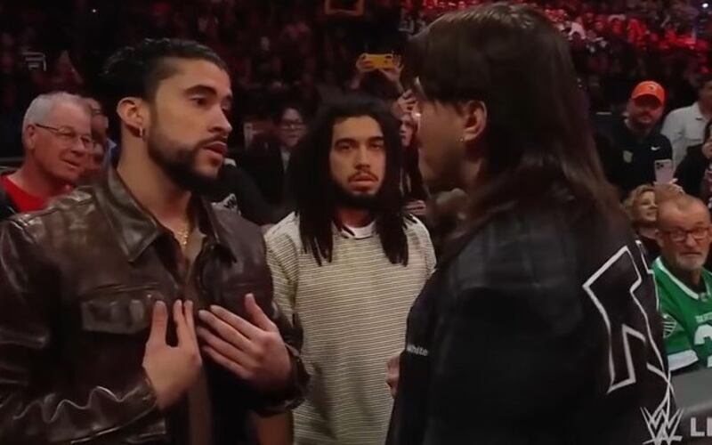 Las redes están a estallar al ver cómo Bad Bunnny es cargado, arrastrado y golpeado al piso en un evento.