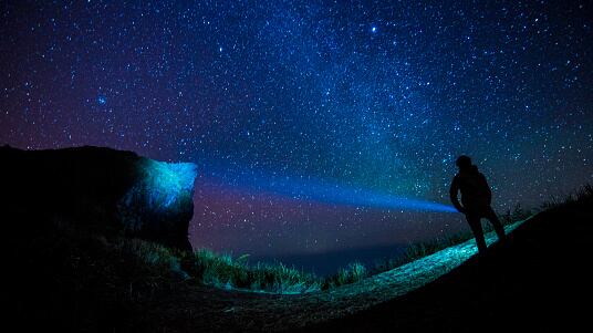 Así luce ‘viajero del tiempo’ que aseguró ser el ‘último ser humano’ sobre la Tierra.