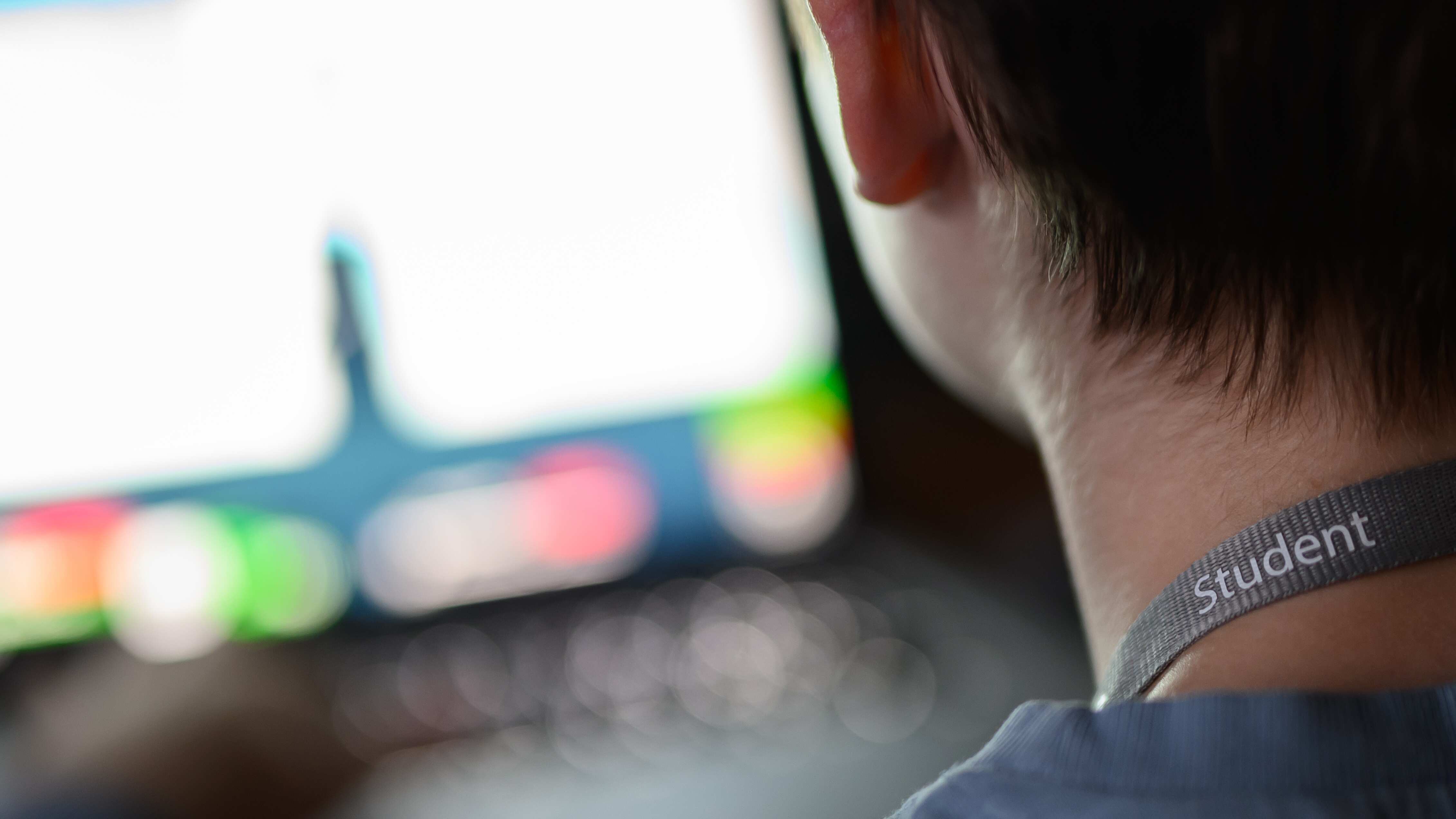 Jóvenes frente a las pantallas