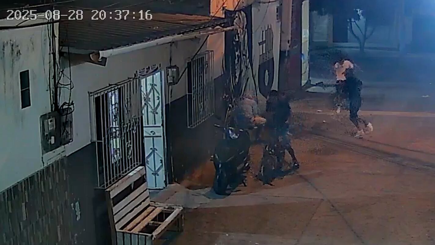 Delincuentes armados disparan a dos hombres mientras conversaban en un barrio de Manta