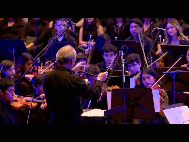 Los jóvenes músicos en acción.