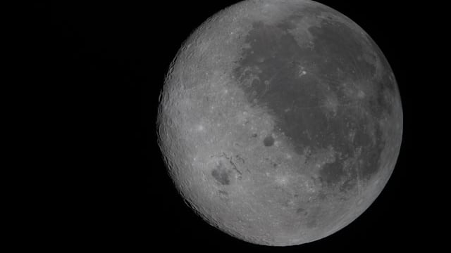 AME760. MIAMI (ESTADOS UNIDOS), 06/04/2026.- Fotografía tomada de la cuenta oficial en X de la NASA @NASA donde se observa la cara visible de la luna al costado derecho y la cara oculta del lado izquierdo. La cápsula Orión de la misión Artemis II de la NASA entrará este lunes en la órbita lunar y experimentará uno de sus puntos de máxima expectación durante su paso por la cara oculta de la Luna, cuando pierda las comunicaciones con la Tierra durante unos 40 minutos y se encuentre totalmente aislada en el espacio. EFE/ Nasa /
