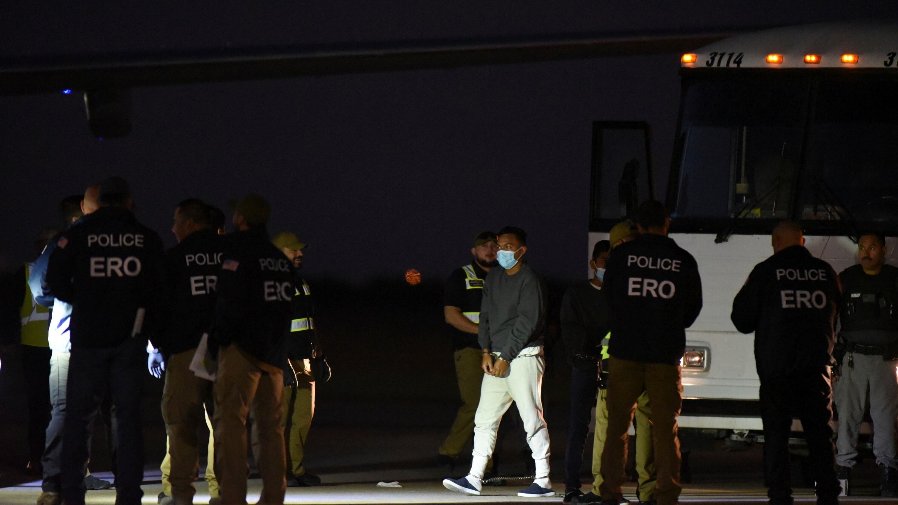 Migrantes venezolanos suben a un avión que se dirige a su país natal desde Harlingen, Texas, el miércoles 18 de octubre de 2023. (AP Foto/Valerie Gonzalez)