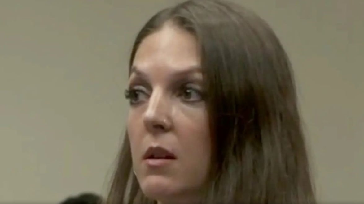 Llegó a su casa y encontró a su esposa con su hijo de 15 años en la cama