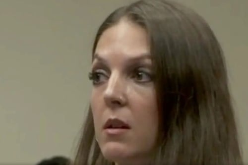 Llegó a su casa y encontró a su esposa con su hijo de 15 años en la cama