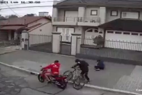 Impactante video muestra a dos motochorros robar a un pequeño alumno de colegio