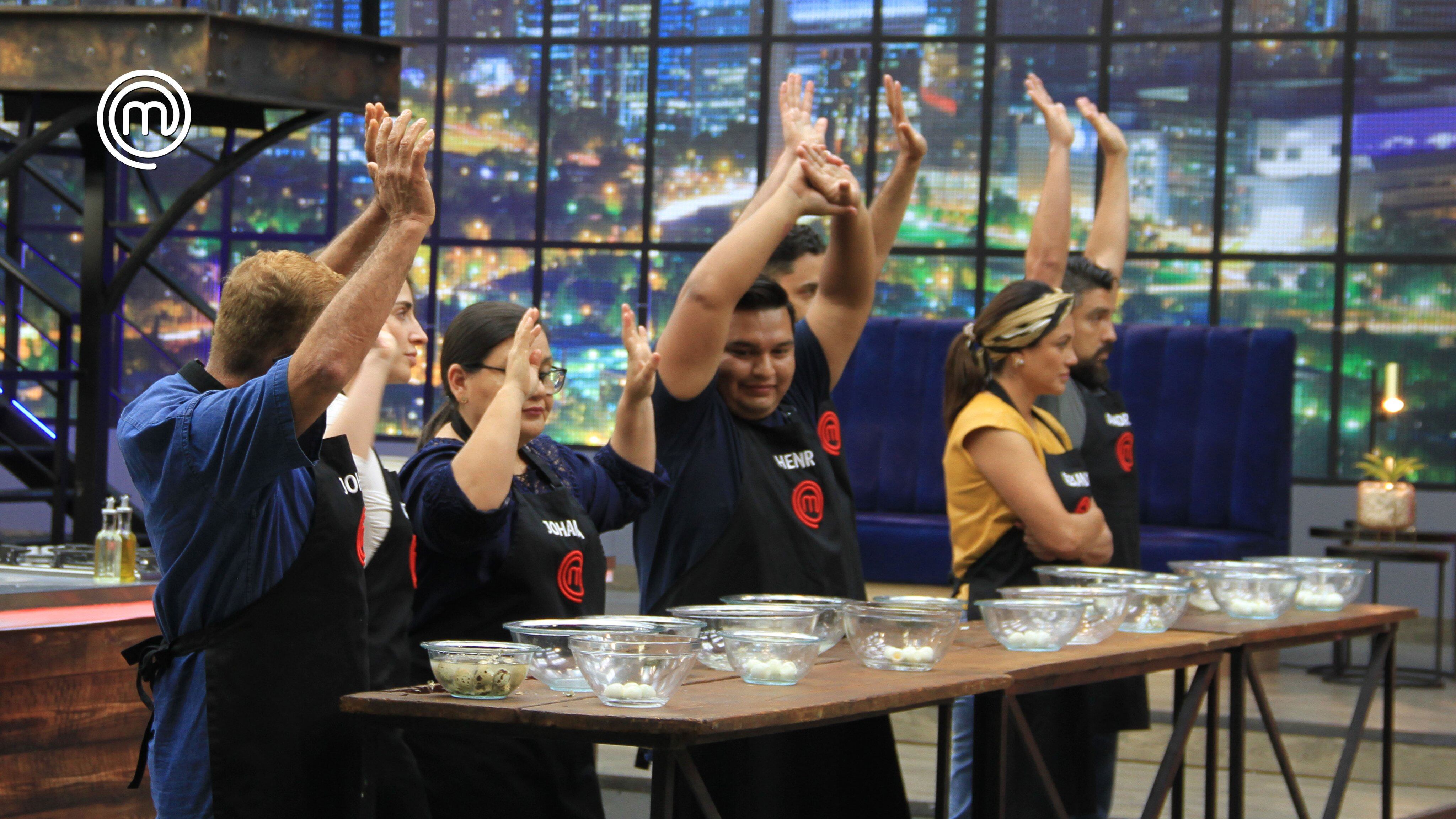Participantes de MasterChef Ecuador en reto de pelar huevos
