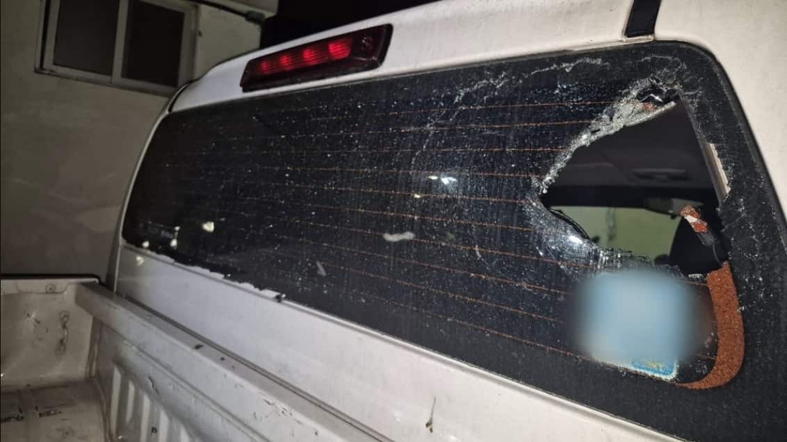 Hombre de 62 años fue detenido en el sur de Quito por lanzar una botella a un patrullero policial.