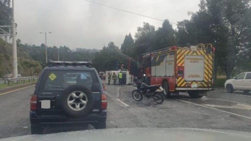Una persona resultó herida luego de que un camión se volcó en la Ruta Viva en Quito