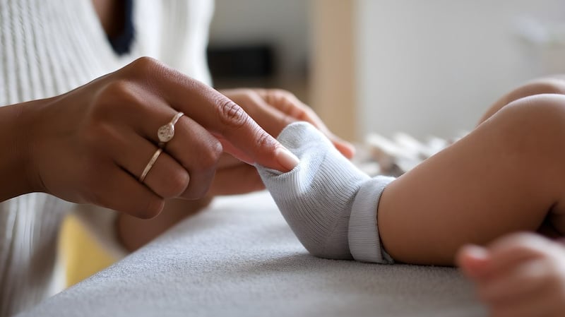 Trabajadoras sexuales de este país recurren a calcetines para bebés ante escasez de preservativos