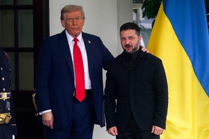 El presidente estadounidense, Donald Trump y su homólogo ucraniano, Volodimir Zelenski (d), a la llegada de éste a la Casa Blanca, momentos antes de su encuentro con líderes europeos, este lunes en Washington. El presidente estadounidense, Donald Trump, recibió este lunes en la Casa Blanca a su homólogo ucraniano, Volodímir Zelenski
