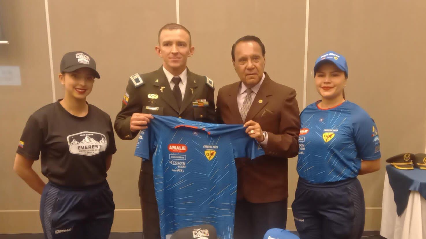 Un capitán de la Policía de Ecuador planea conquistar el Everest sin oxígeno en 2025