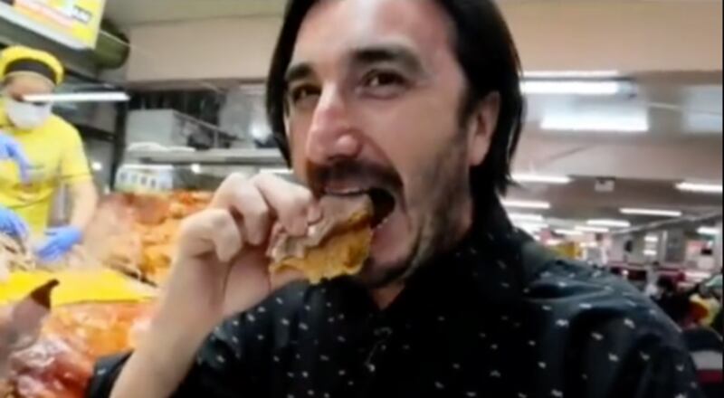 Argentino probando hornado